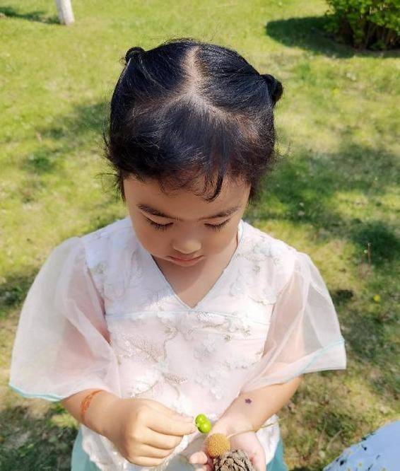 包文婧母女现身街头,妈妈穿短裙秀身材,饺子扎哪吒头骑车超可爱!