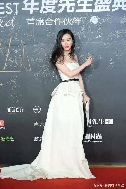 田朴珺|田朴珺时尚感太强,穿抹胸裙配黑裤走红毯,气质搭配还是头一次见