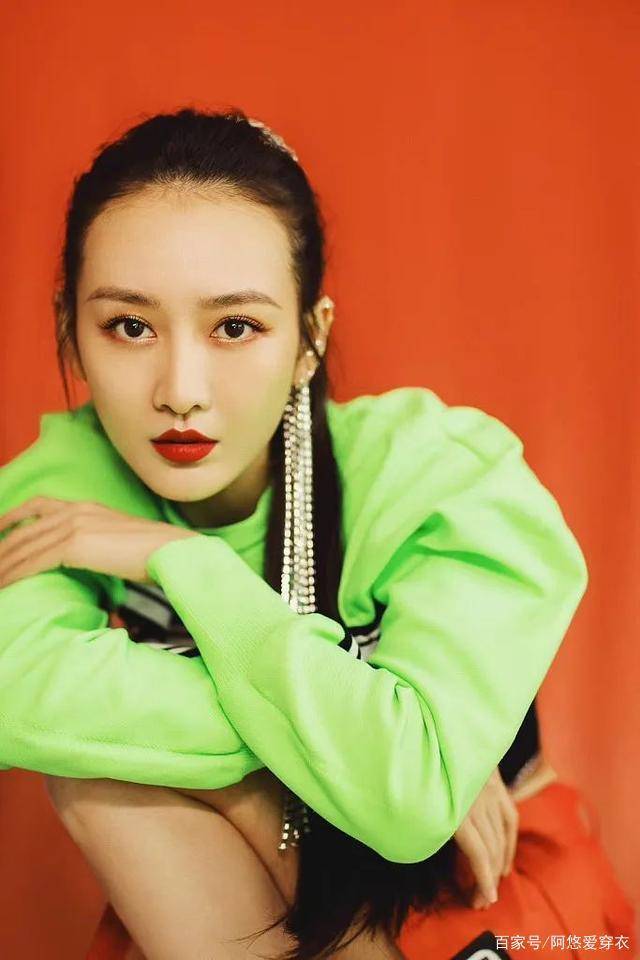 王鸥|王鸥真有少女感，穿露脐装秀A4腰，搭百褶裙秀长腿真不像38岁