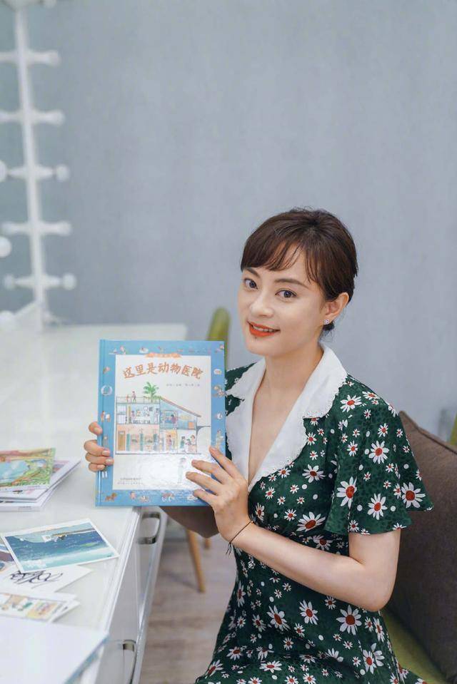发型|孙俪终于留长发了，搭配一身绿色小雏菊碎花长裙，温柔可人！