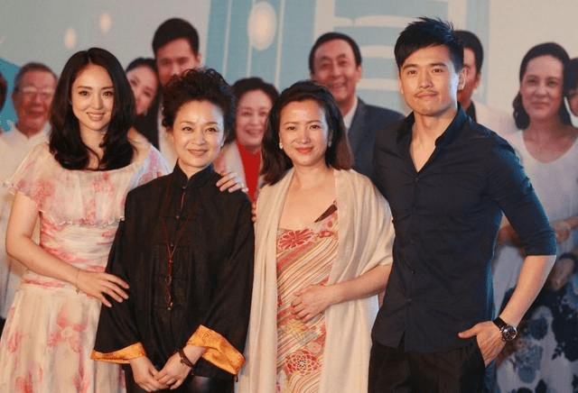 57岁何晴真自信穿件t恤就敢走红毯有了老年肚气质却高级