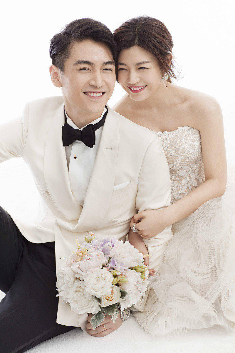 没想到徐璐的身材这么好露脐装配黑色短裤时髦洋气青春靓丽