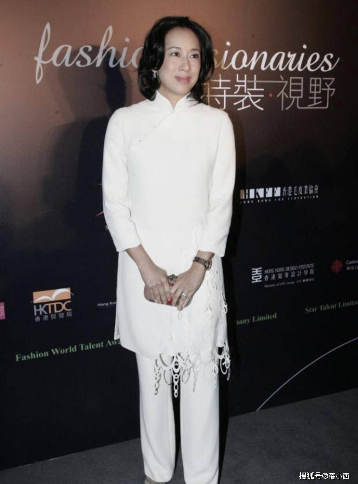 但是一定要优雅端庄,朱玲玲就很喜欢采用轻纱雪纺礼服裙来展现自己的