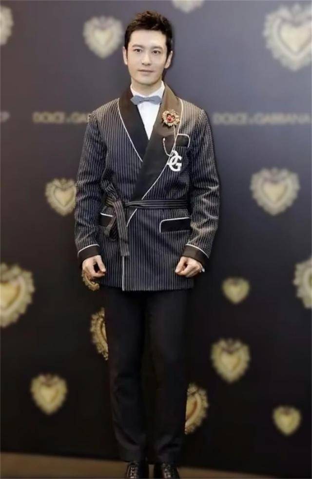 身材|黄晓明与刘涛同台，男士条纹西装很绅士，女士印花裙端庄优雅