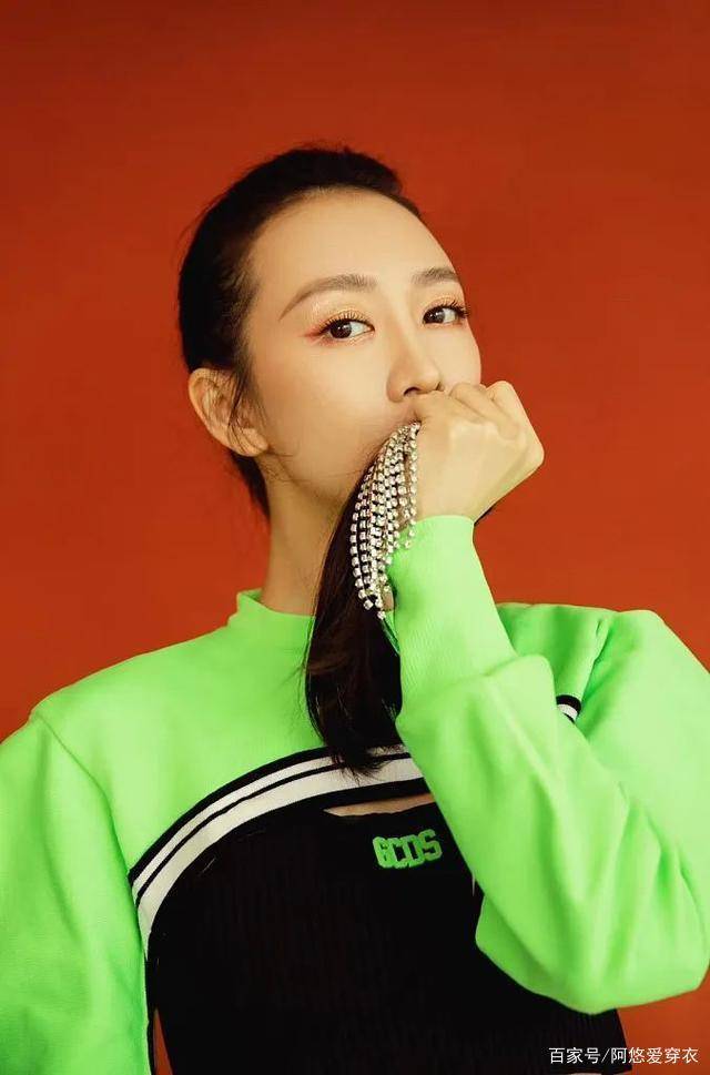 王鸥|王鸥真有少女感，穿露脐装秀A4腰，搭百褶裙秀长腿真不像38岁