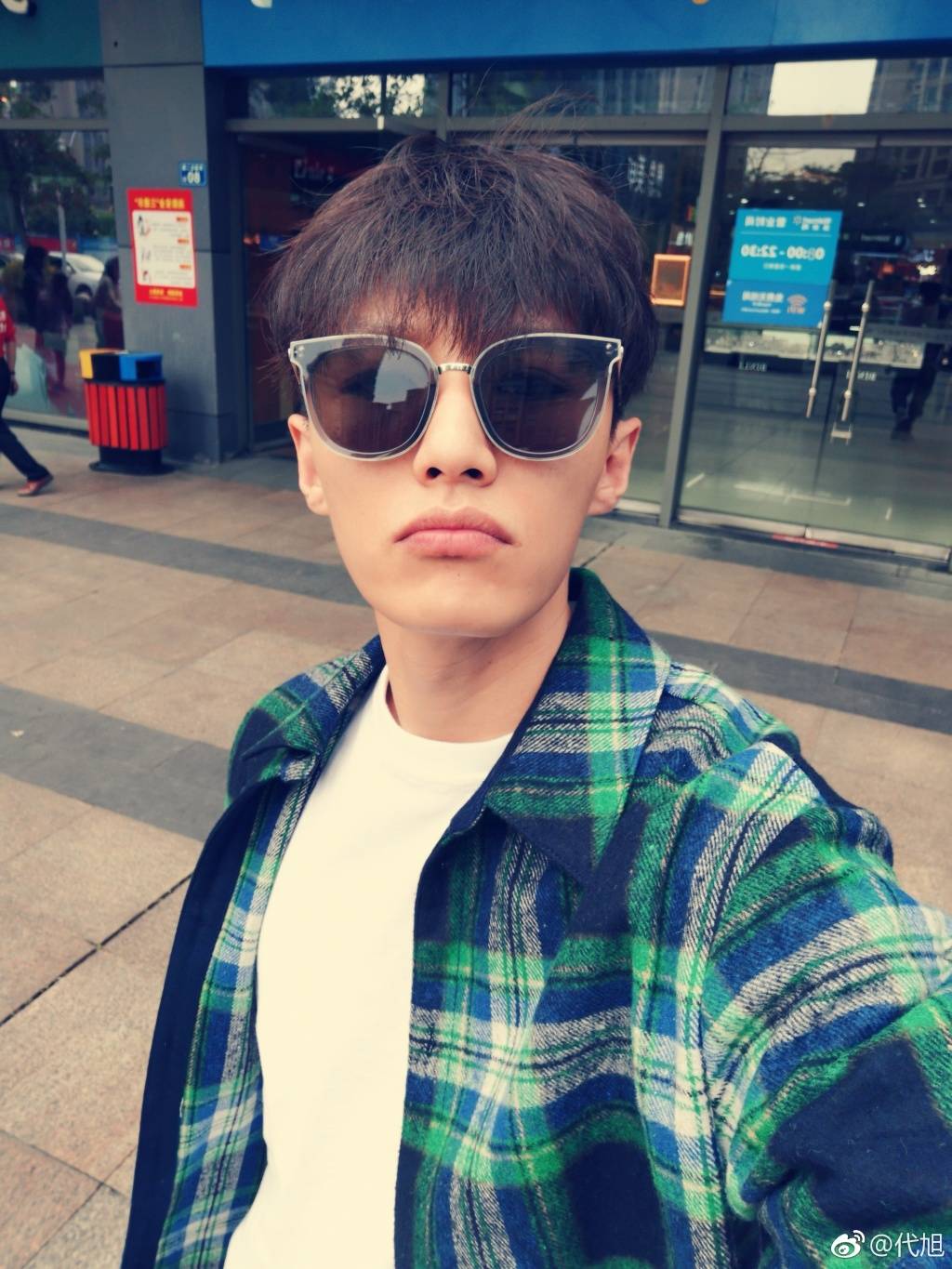 如今代旭30岁了,终于被于正的一部新剧《招摇》里出演的姜武而捧红