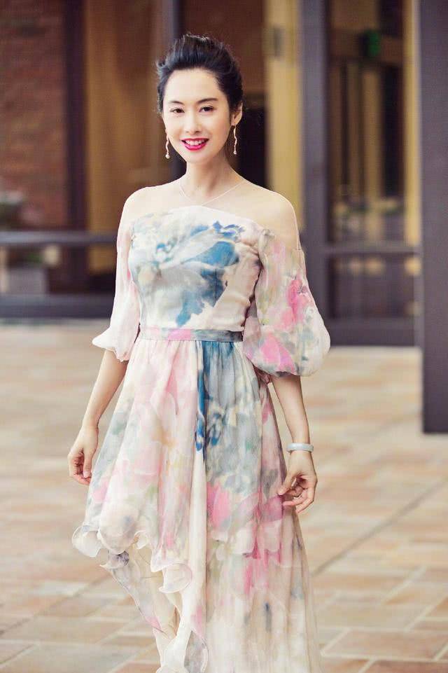 身材|朱茵再次兴风作浪,穿吊带连衣裙配泡面头,48岁年纪20岁身材