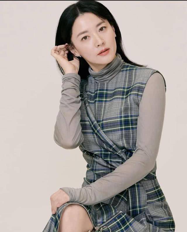 设计|李英爱的高级贵妇感很难被超越，穿刺绣鱼尾连衣裙，美得不可方物