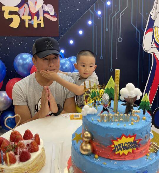 54岁江珊变瘦后“逆生长”,扎马尾化淡妆秀好身材