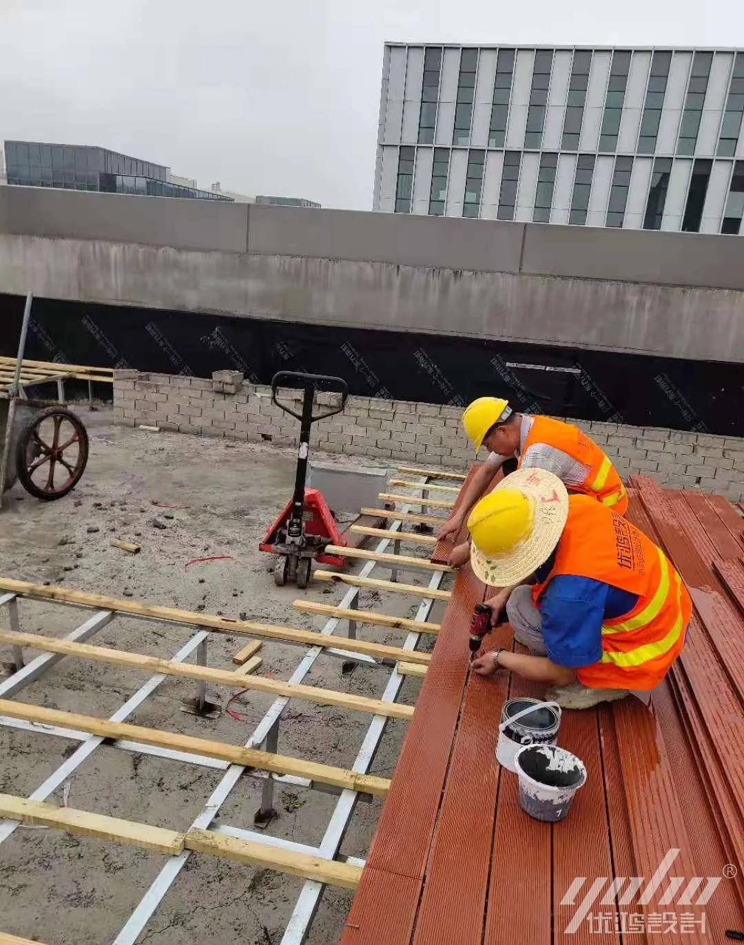 木工鋪貼室外花園塑木地板△ 管道工安裝暖通管道橫平豎直:方便