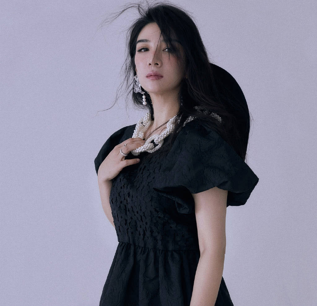 花朵|黄奕这颜值还是抗打的,穿花朵镂空裙戴珍珠项链,42岁娇嫩十足
