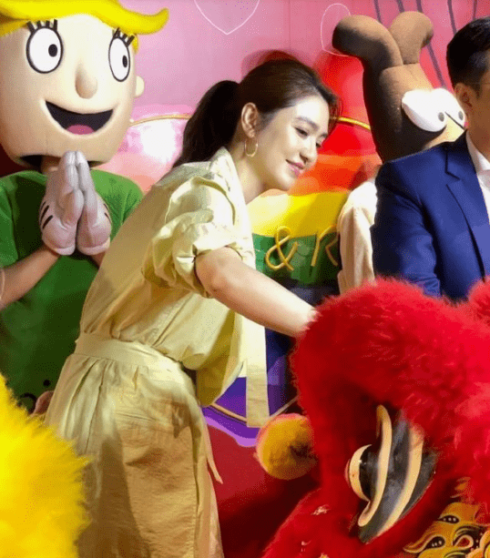 洪欣|洪欣长款风衣直接当裙穿，休闲随性时尚，纯天然美貌怼脸拍也自信