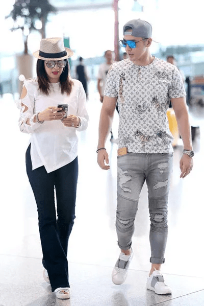 钟丽缇时尚让人难懂,"内衣"穿在高领衫外,老公表情一言难尽