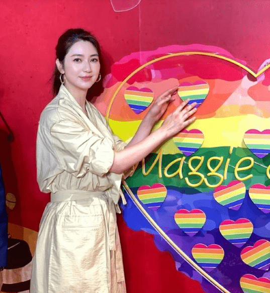 洪欣|洪欣长款风衣直接当裙穿，休闲随性时尚，纯天然美貌怼脸拍也自信