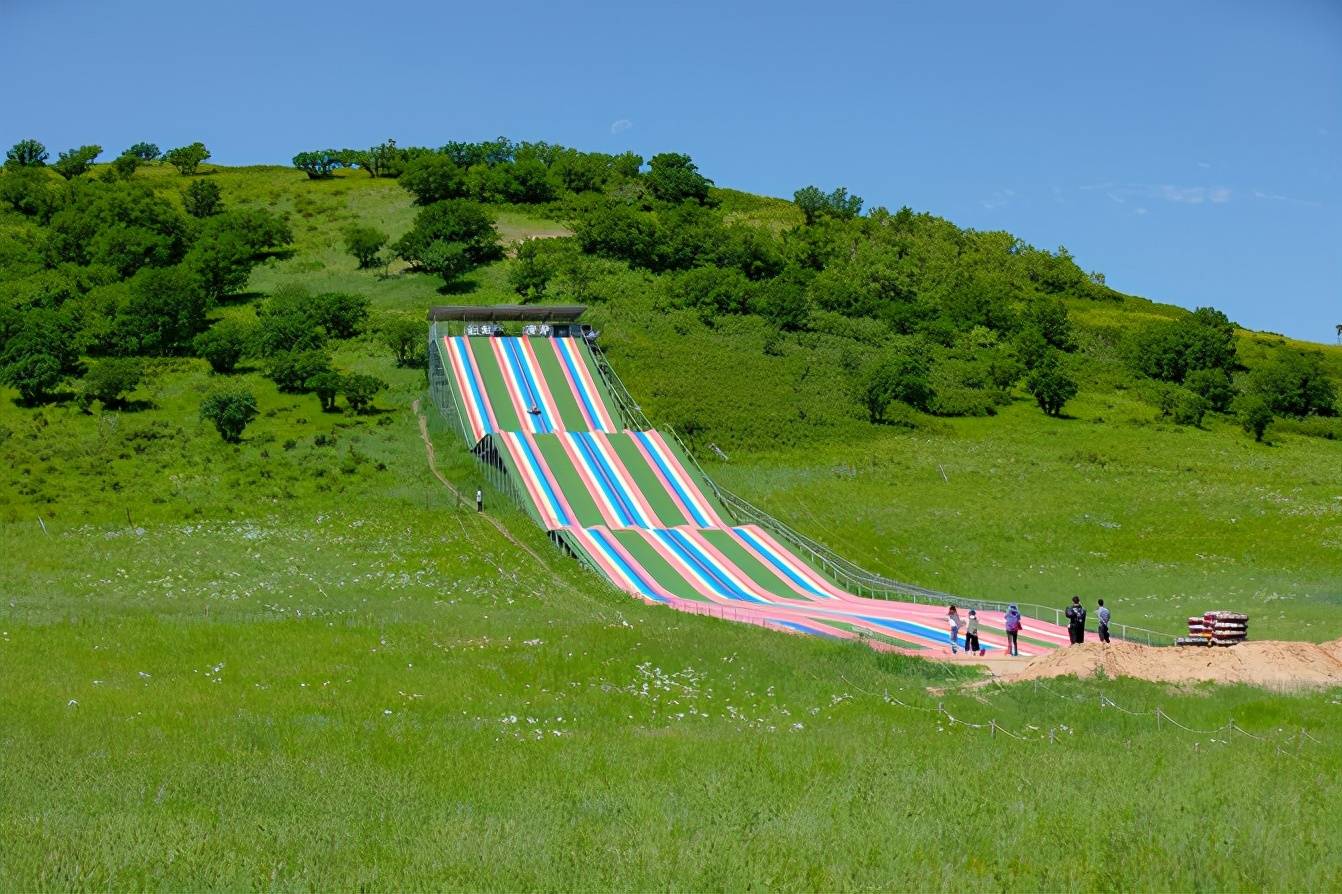 滑沙,是滑冰,滑水,滑雪,滑草之后的另一新兴运动,从高高的沙丘上坐着