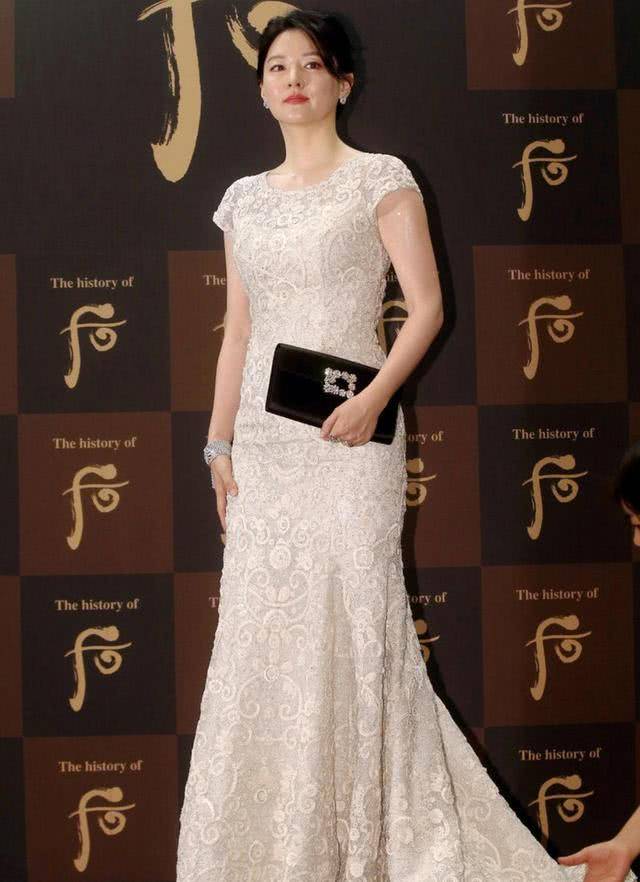 设计|李英爱的高级贵妇感很难被超越，穿刺绣鱼尾连衣裙，美得不可方物