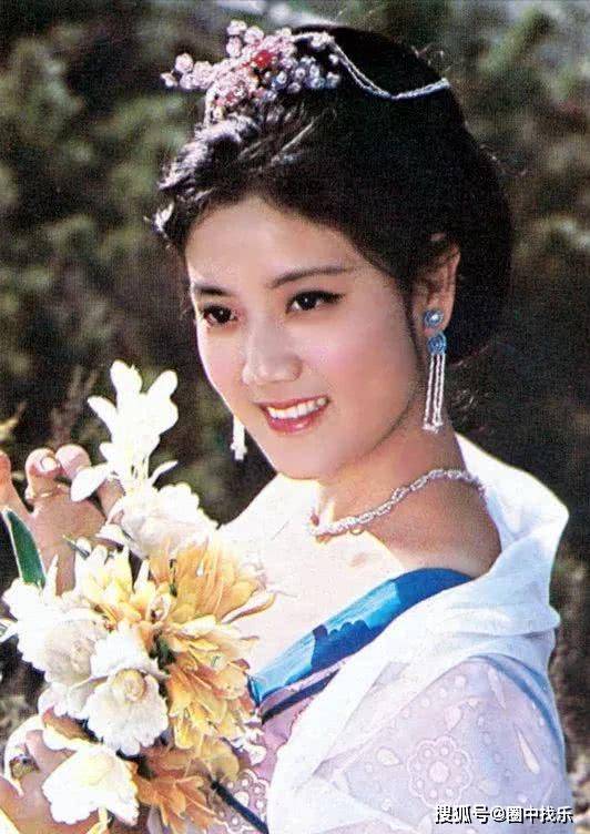 21岁红遍全国,43岁靠卖薯片身家上亿,孔雀公主李秀明的传奇人生