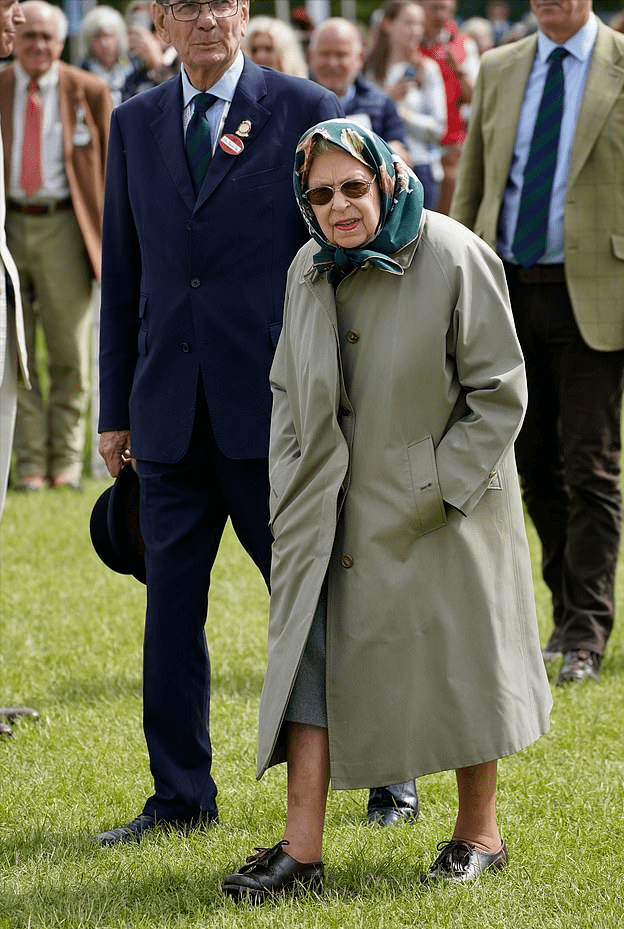 95岁英女王连续4天营业太拼 戴花头巾变可爱 腿上淤青令人心疼