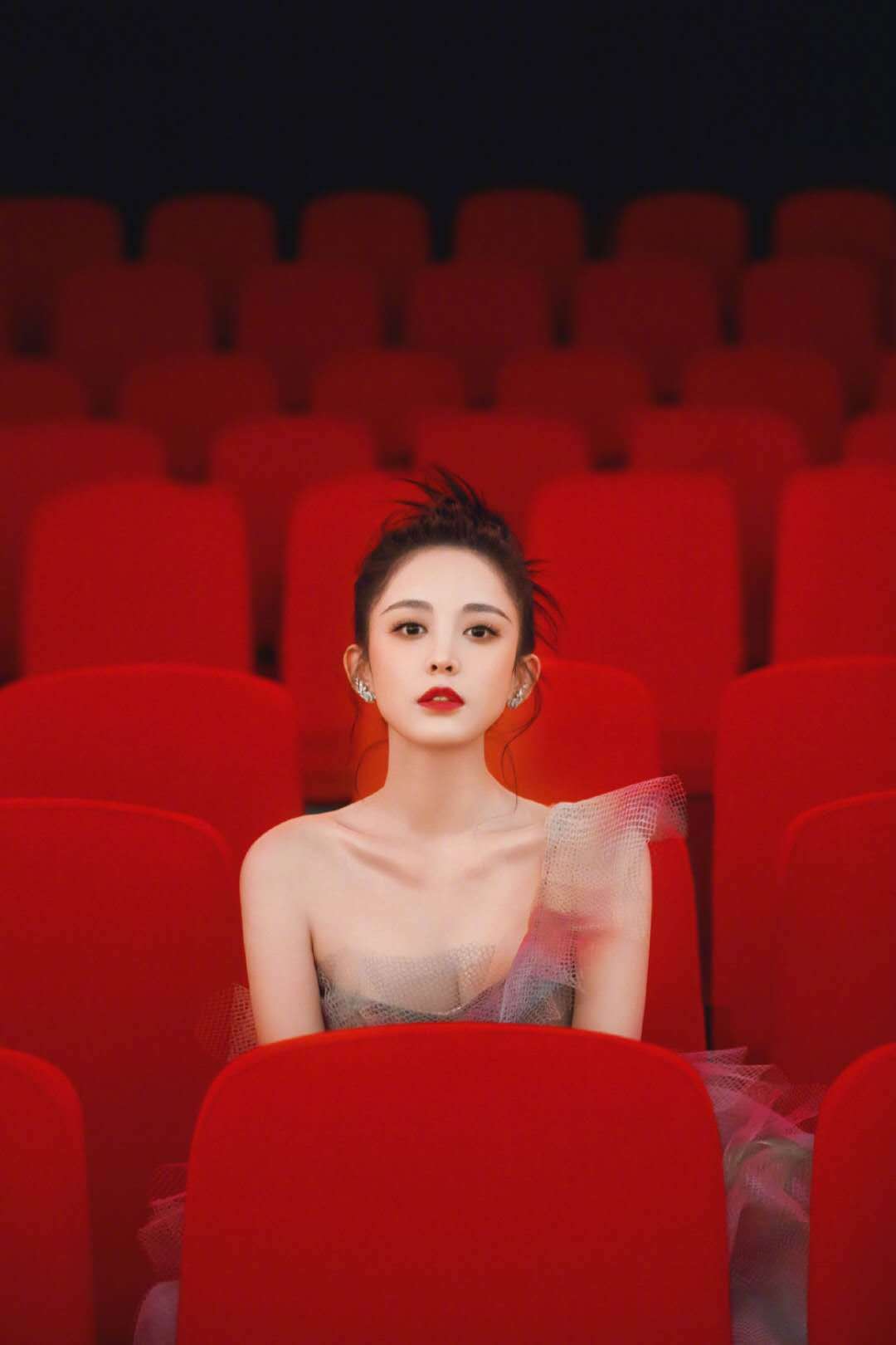 网友|古力娜扎花仙子长裙,粉嫩系搭配丸子头!网友:这身材,我爱了!