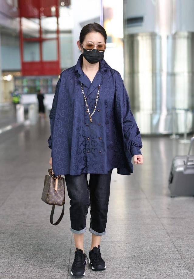 脚踝|倪萍快70了还减肥，穿牛仔裤还露脚踝，脸皱纹干瘪却是个潮奶奶！