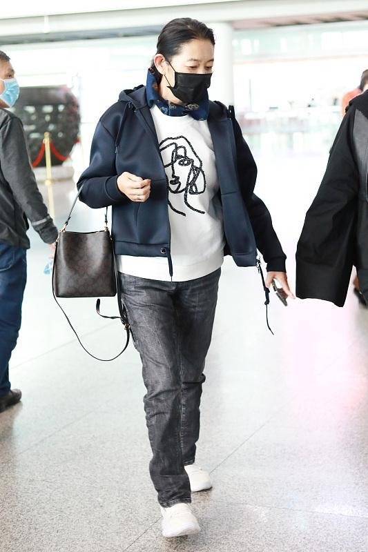 脚踝|倪萍快70了还减肥，穿牛仔裤还露脚踝，脸皱纹干瘪却是个潮奶奶！