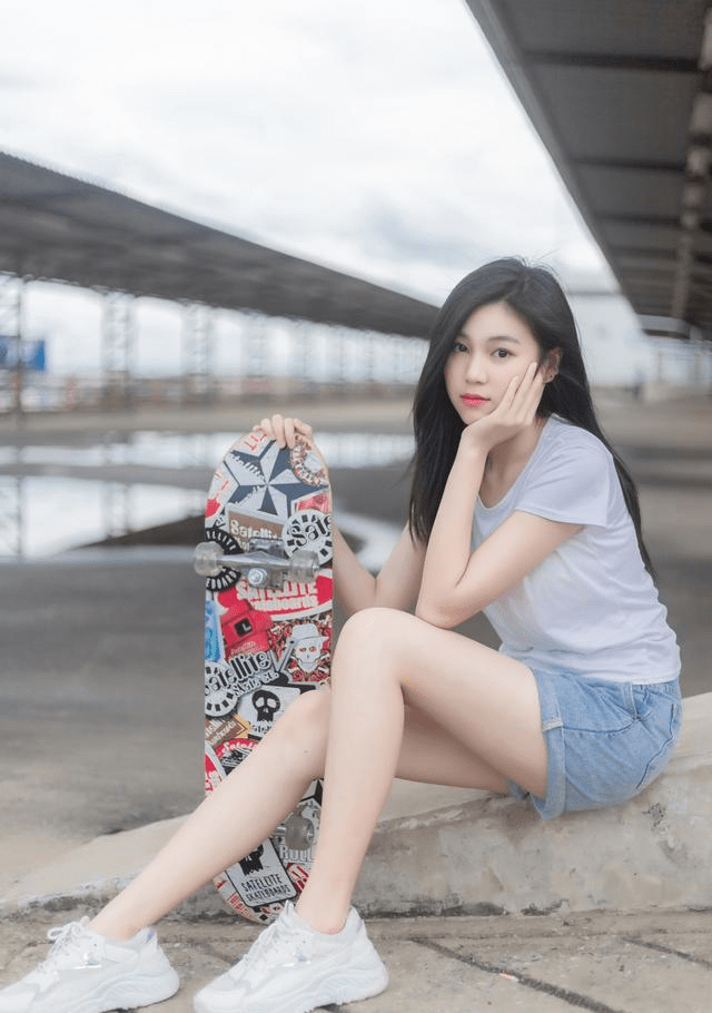 女孩子|俏皮可爱的越南姑娘，T恤配短裤的简约穿搭，看起来格外青春活力