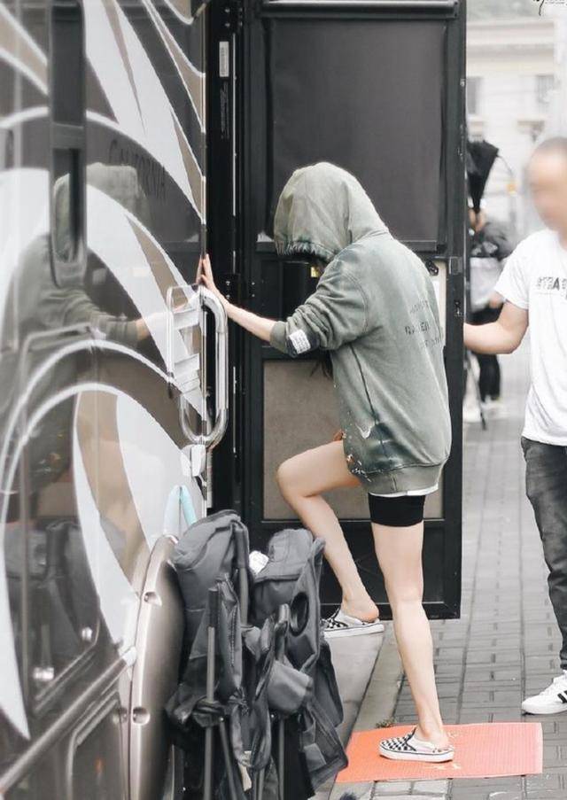 骑行内裤大品牌排行_女星又出新搭配,卫衣搭配骑行裤,网友直呼太美了!