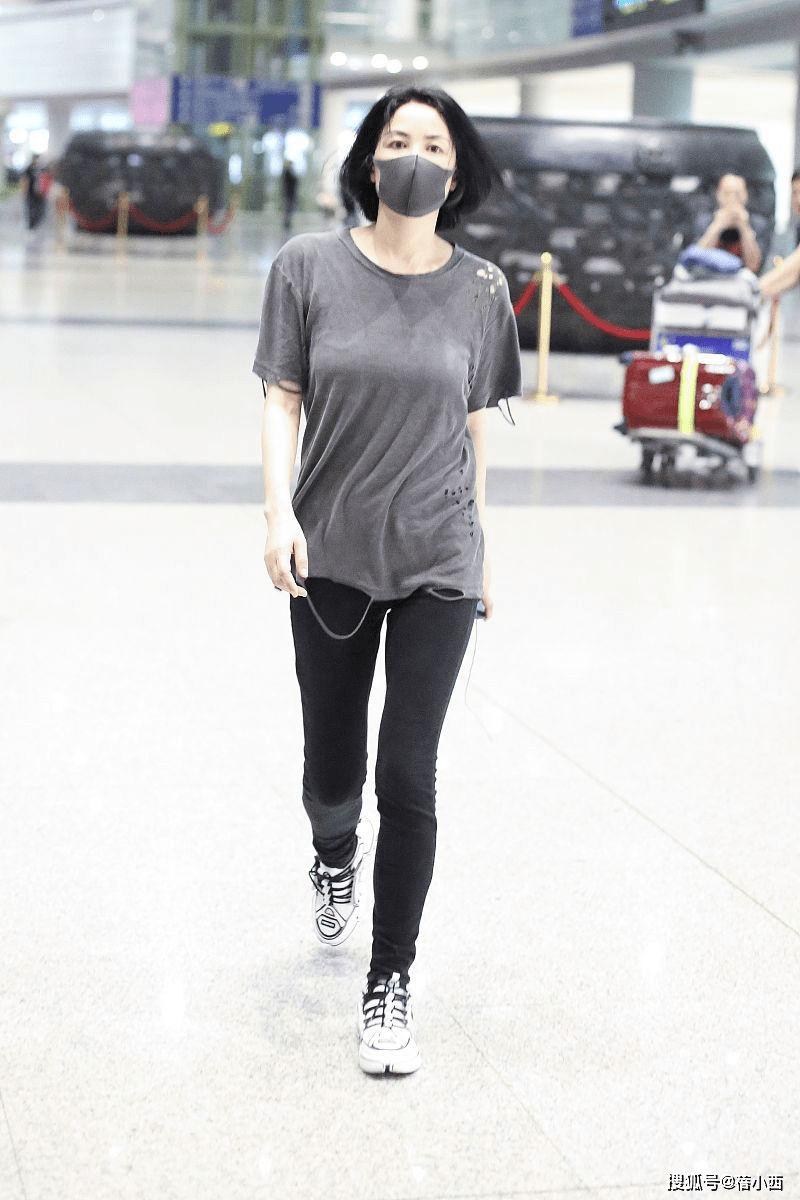 身材|王菲带二女儿李嫣走机场，又现简约穿搭，李嫣比妈妈更“佛系”