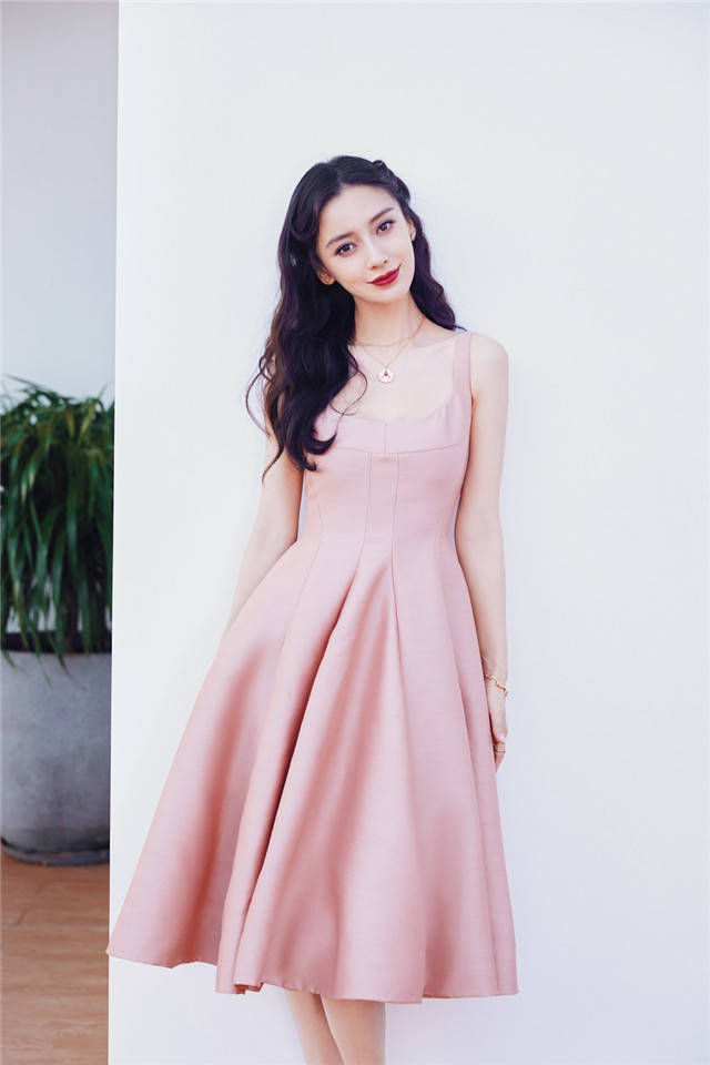 原创baby粉色长裙大片曝光笑容甜美当辣妈依然少女感满满