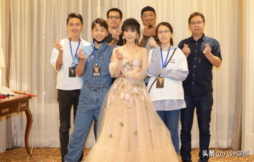 刺绣|孟庭苇穿衣胆大，一袭裸薄纱色连衣裙，非常轻松化身为女神