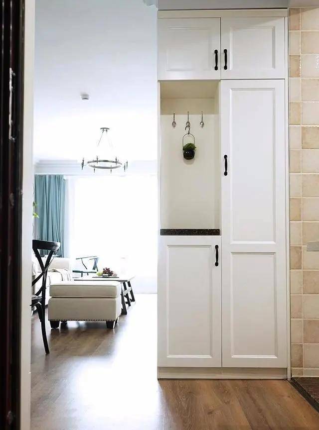 进门这个洗手池,其实是打通了厨房墙壁腾出来的空间.