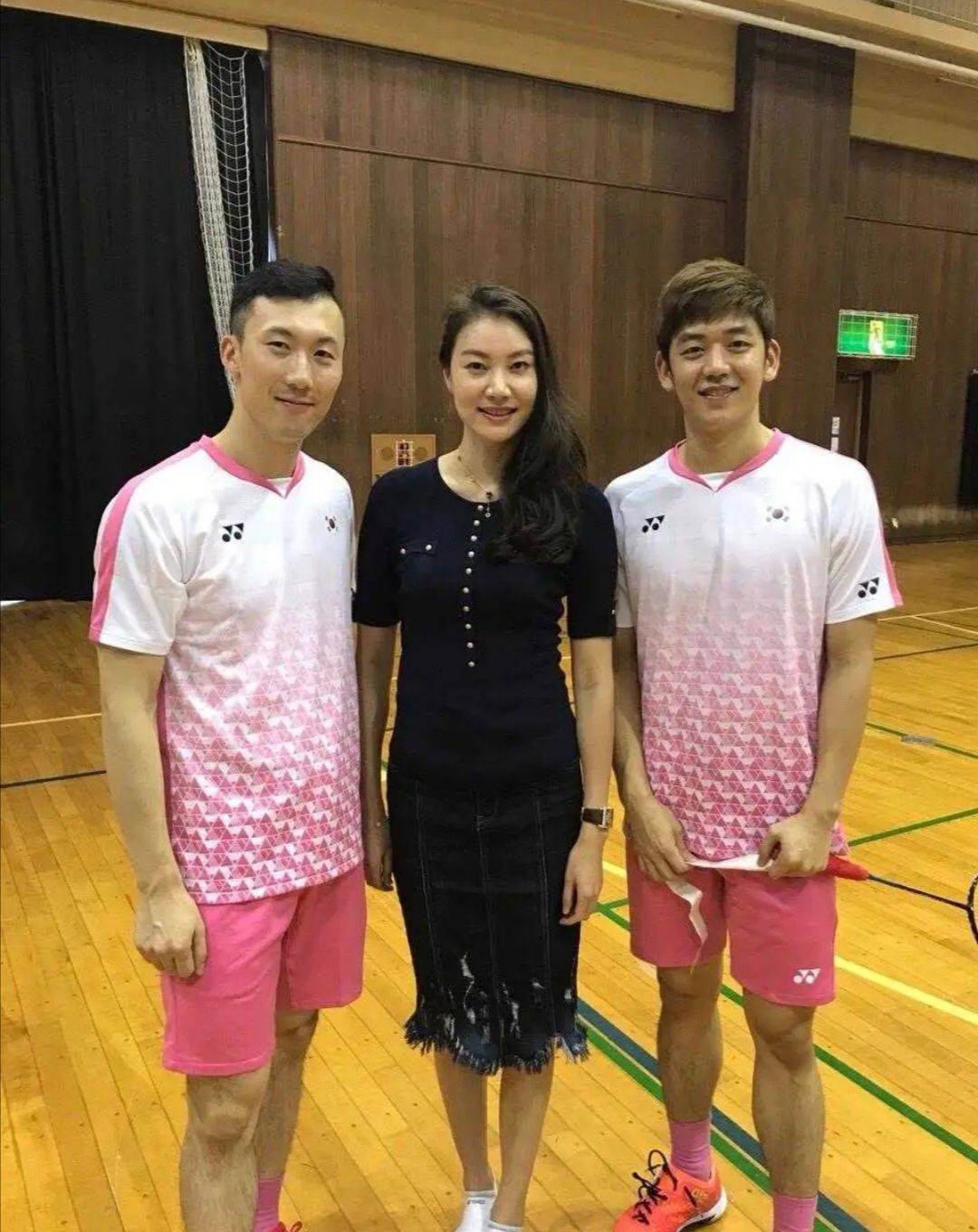 显得|谢杏芳带儿子游泳，腿又白又长但素颜有斑，穿泳装身材下垂严重！