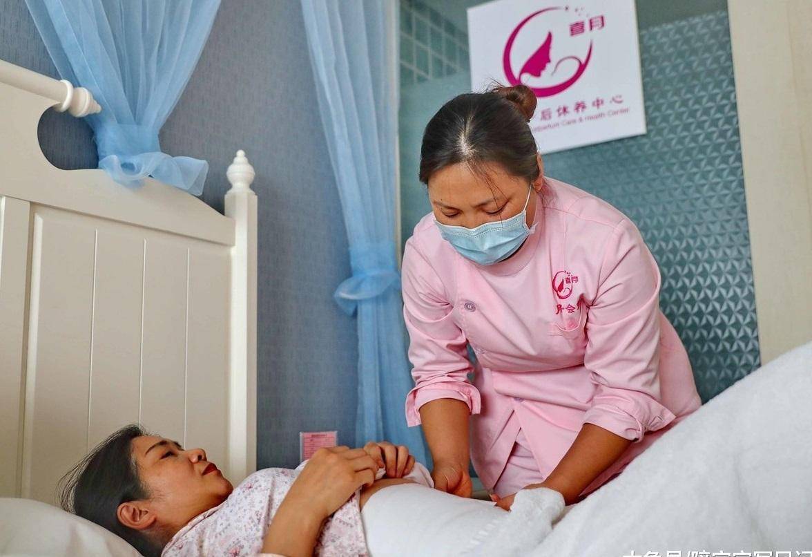 因为|22岁妈妈不听老人劝，产后第二天洗澡，半夜浑身难受开灯后吓哭