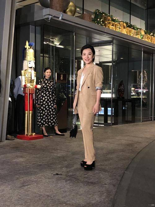 短裙|刘璇全靠鞋拯救身高，穿短裙是显腿长，但整体还比别人矮一大截！