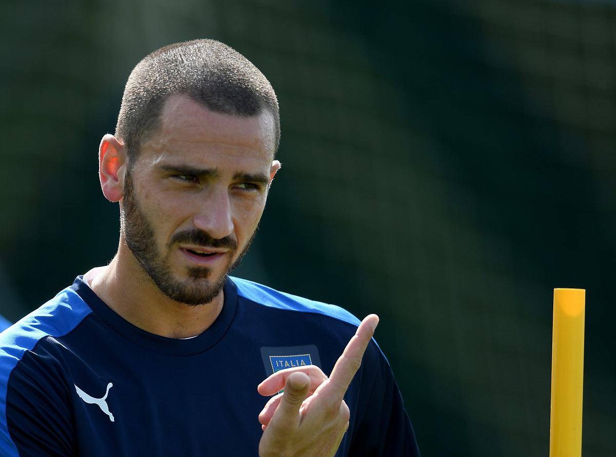 博努奇称离欧洲杯冠军只有一厘米,保安把他当球迷送上看台_意大利