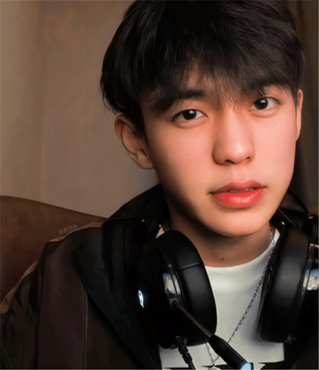 原创为了自家姐姐吃鸡男主播约战同行粉丝却为他的对手加油