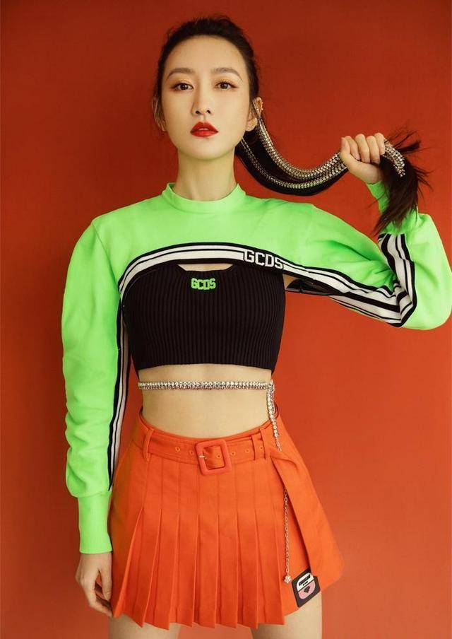 超短裙|37岁王鸥不再低调，“内衣外露”还要搭配超短裙，女团身材太绝了