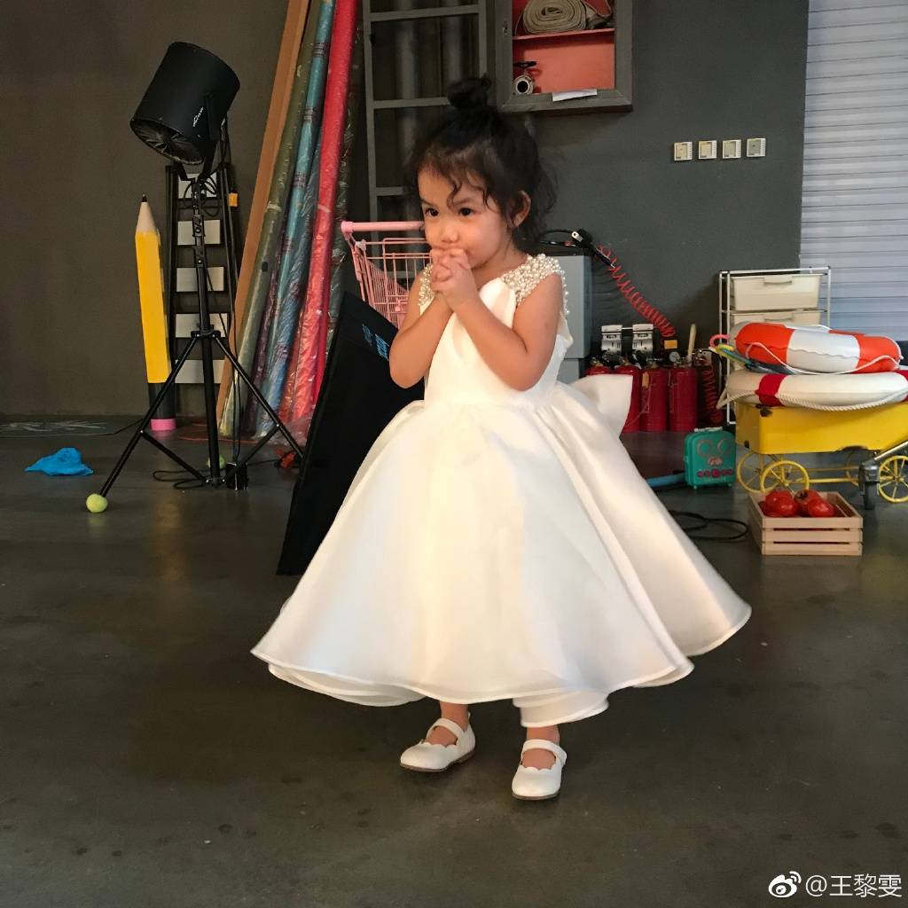 长得很像他,女儿虽然还比较小,但是却已经很爱打扮了,看起来比王黎雯