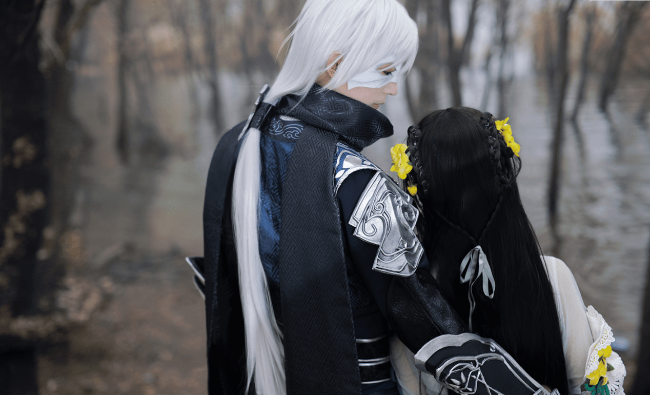 对比来看,熊叔cos逆水寒燕无归同样有垫肩,但是总体看来上下协调,所以