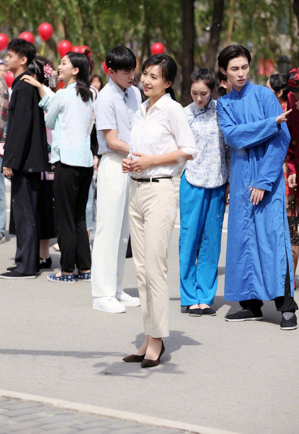 魅力|陈好无惧被撤教授头衔，穿T恤阔腿裤高调庆毕业，手拿对讲机导演范十足