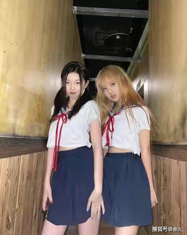 背心|王菲15岁女儿参加聚会被拍！穿吊带背心秀好身材，四肢纤细皮肤白