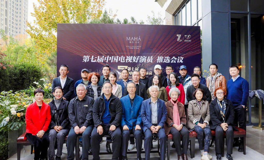 魅力|陈好无惧被撤教授头衔，穿T恤阔腿裤高调庆毕业，手拿对讲机导演范十足