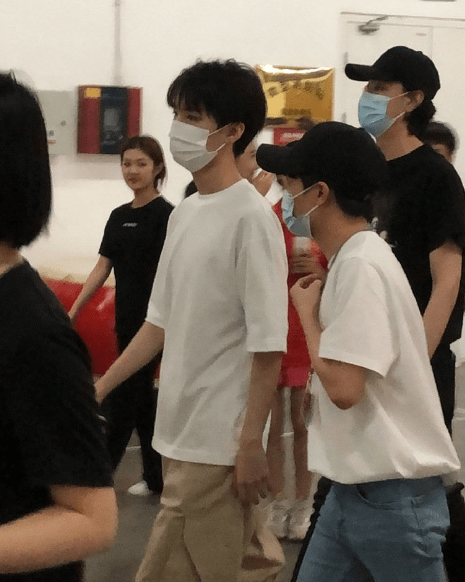 原创王俊凯被粉丝偶遇穿白t恤清爽帅气与保安牵手错位图火上热搜