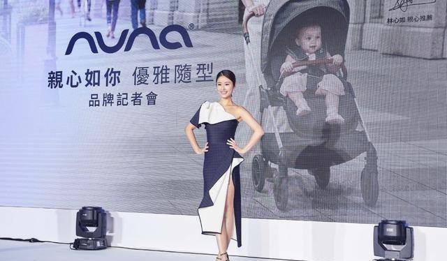 身材|44岁林心如婚后终于放开，罕见大露背裙玩水秀美背，女生看都心动