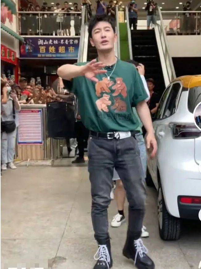 身材|黄晓明偶像包袱重，大热天穿厚底靴增高，意外暴露五五分身材
