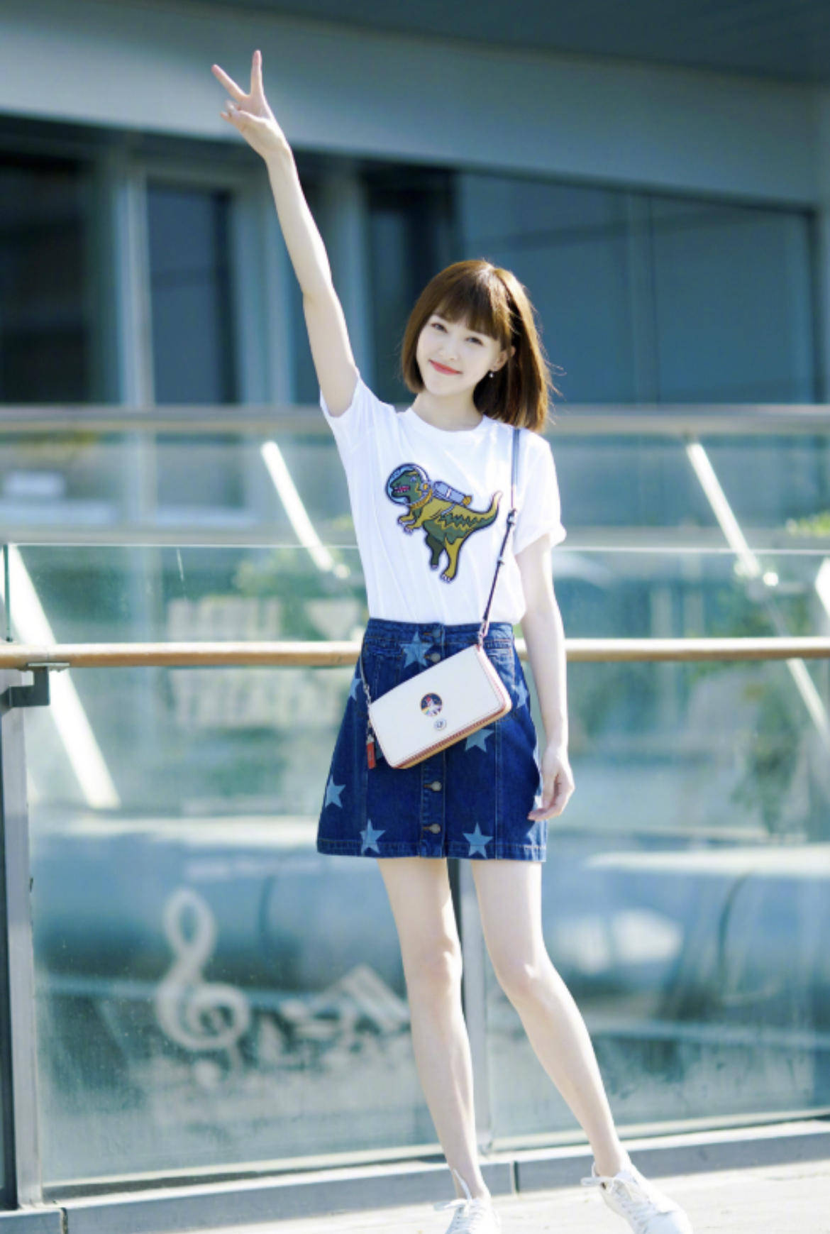 原创唐嫣真懂秀身材t恤配牛仔半身裙青春靓丽竹竿腿好惹眼