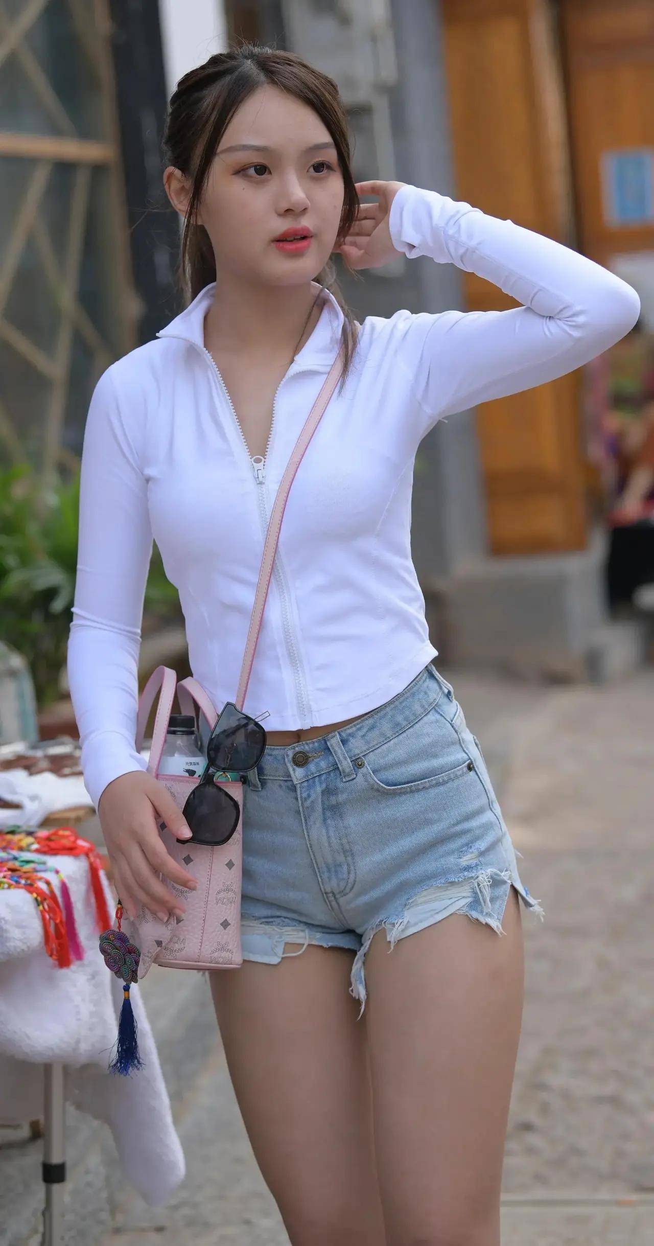 运动衫加牛仔短裤搭配帆布鞋时尚减龄满满的青春气息