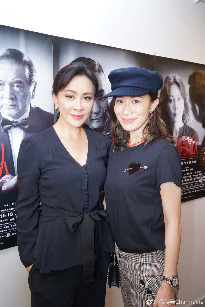 黑色|刘嘉玲参加美术馆开幕,跟富婆合影靠边站,但状态比年轻人还好!