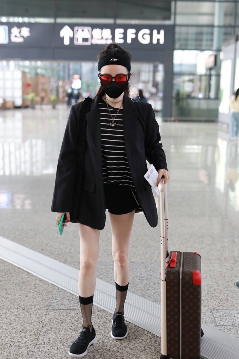 身材|陈小纭太会利用自身优势，穿短裤配西装，“牙签腿”实力抢镜