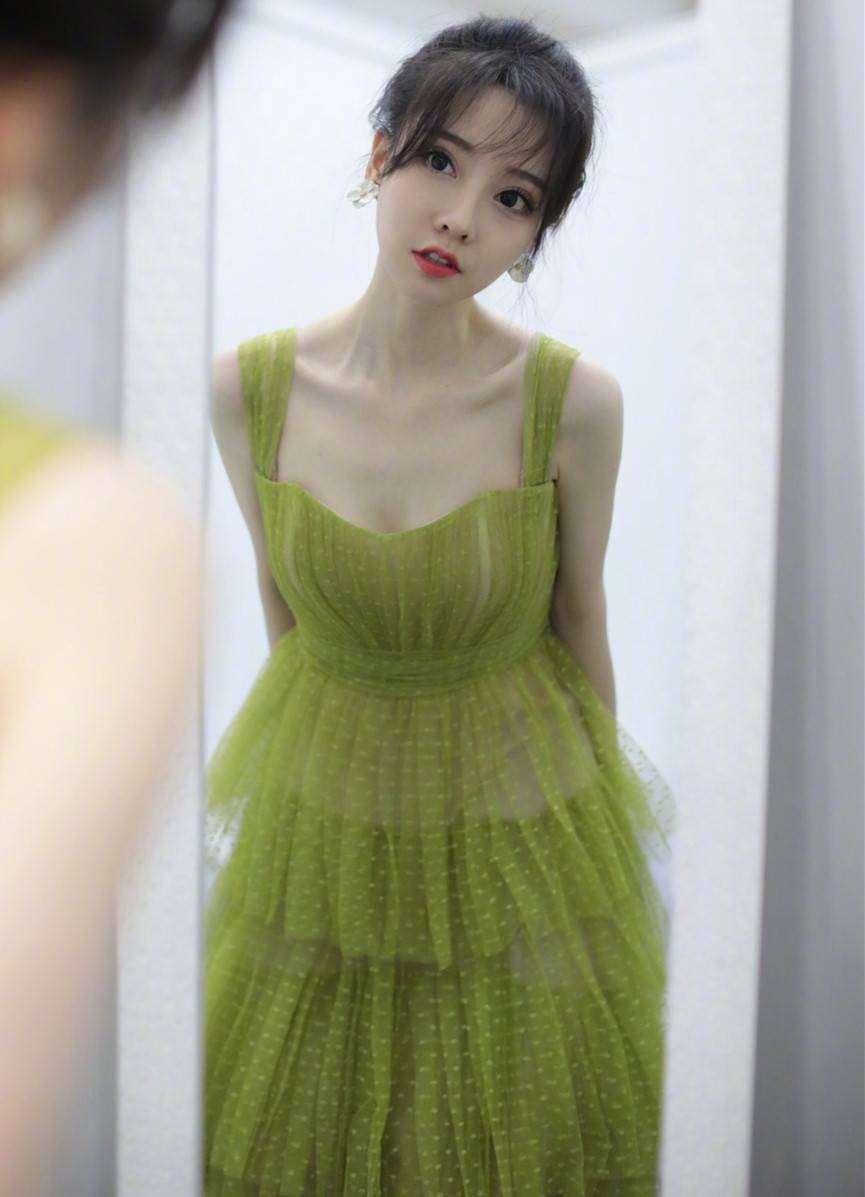 夏天|冯提莫穿吊带裙清纯可人，美到让人忽视身高，不愧是“宅男女神”